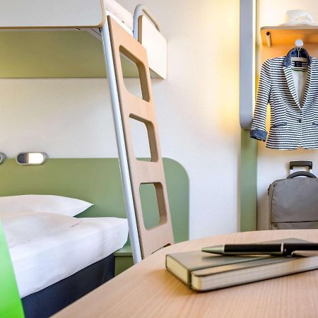 Ibis Budget Newport Екстериор снимка