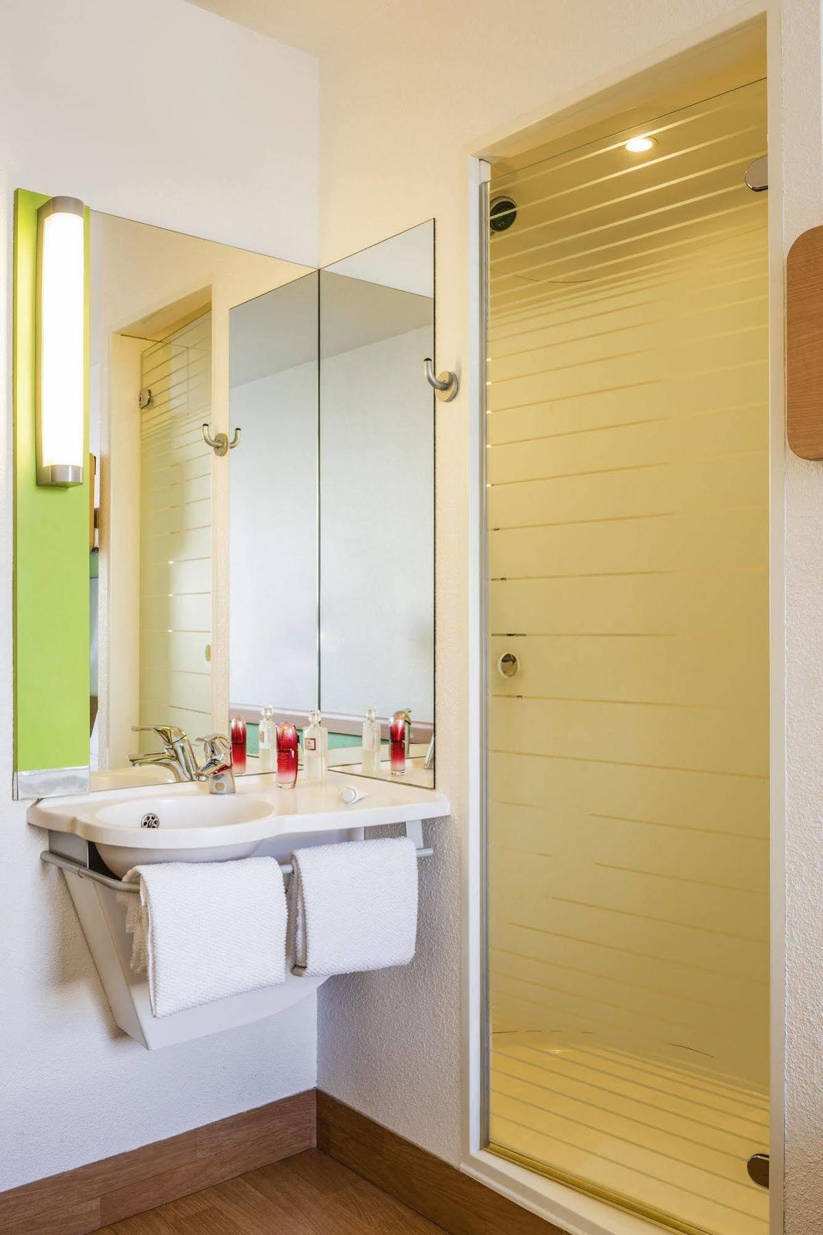Ibis Budget Newport Екстериор снимка